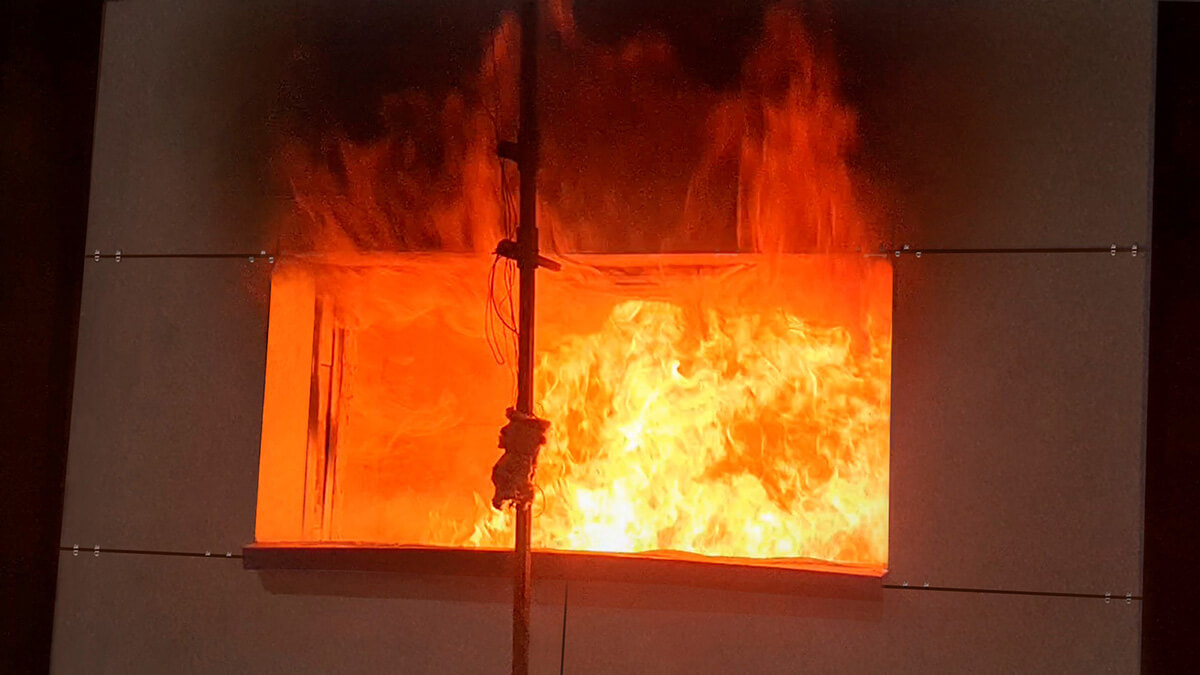 Навесной теплоизолирующий фасад с облицовкой плитами керамического гранита во время огневых испытаний
